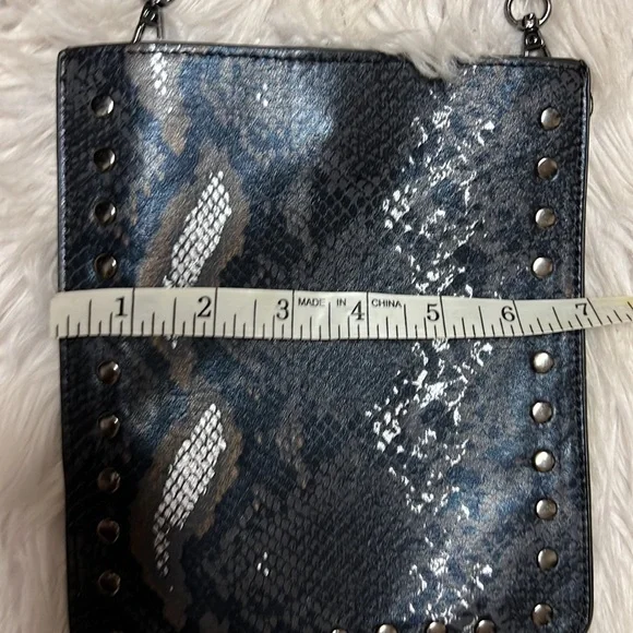 Snake, print, couch, purse - Picture 4 of 7